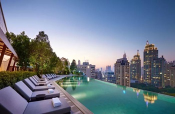 湖北恩施家和荣城国际酒店屋顶无边际泳池